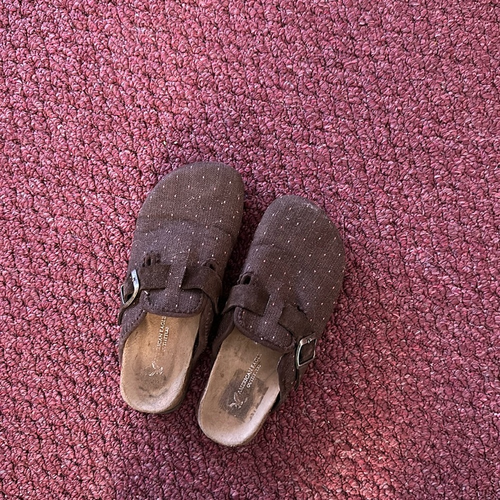 American eagle clogs